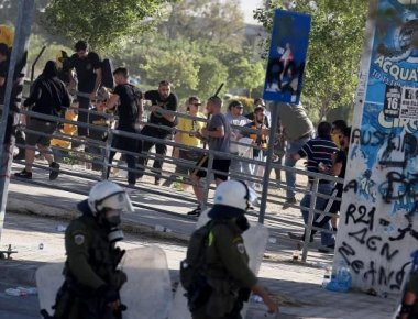 Στιγμές παράνοιας στο Πανθεσσαλικό: Οι οπαδοί των ομάδων πλακώθηκαν στο ξύλο και στην συνέχεια αγκαλιάστηκαν